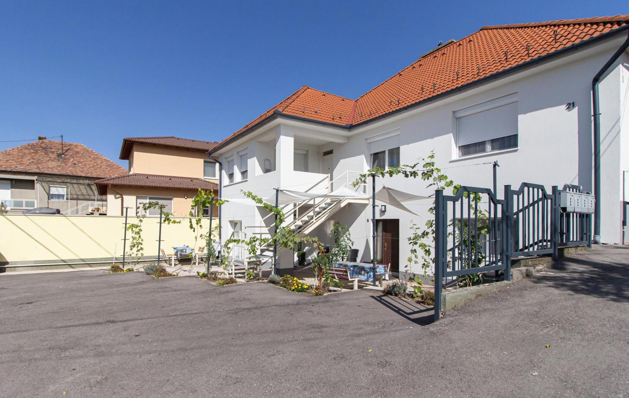 Deli Terasz B Apartman Free Parking, Self-Check-In Anytime Дьёр Экстерьер фото